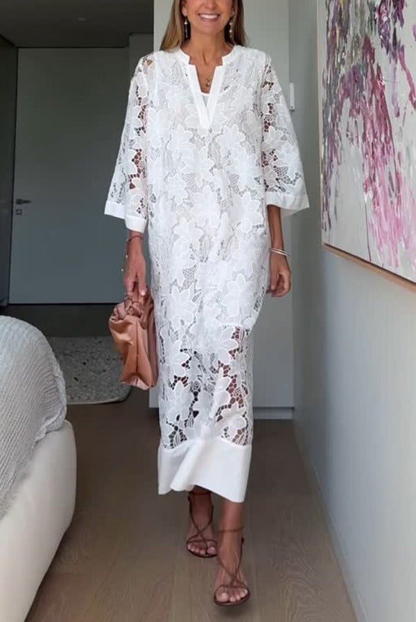 Confidence and Adventure – Lockeres Midikleid mit Blumenspitze und V-Ausschnitt und Glockenärmeln