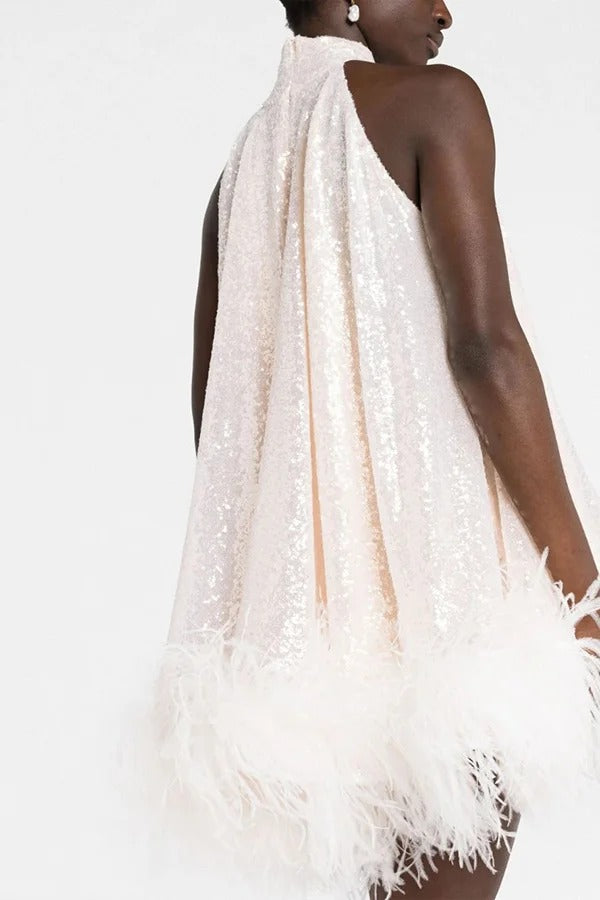 Dancefloor Elf – Hochgeschlossenes A-Linien-Minikleid mit Pailletten und Federbesatz