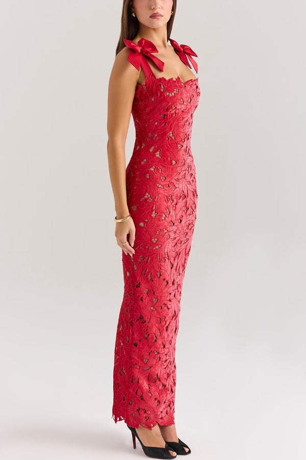 Robe longue fendue en dentelle florale brodée Holiday Intimacy avec bretelles et nœud