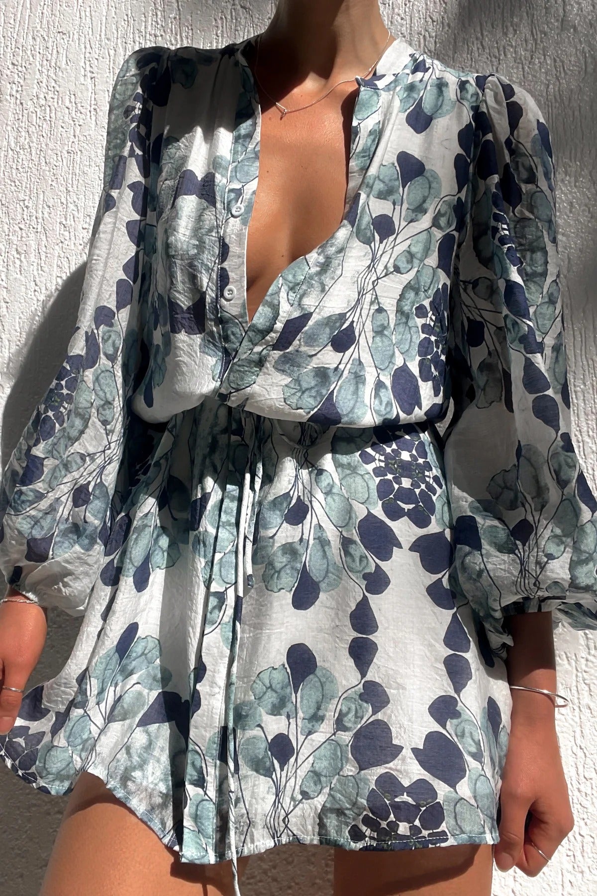 Lilianna Unique – Lockeres Minikleid mit Blumenmuster, Ballonärmeln und Knopfleiste