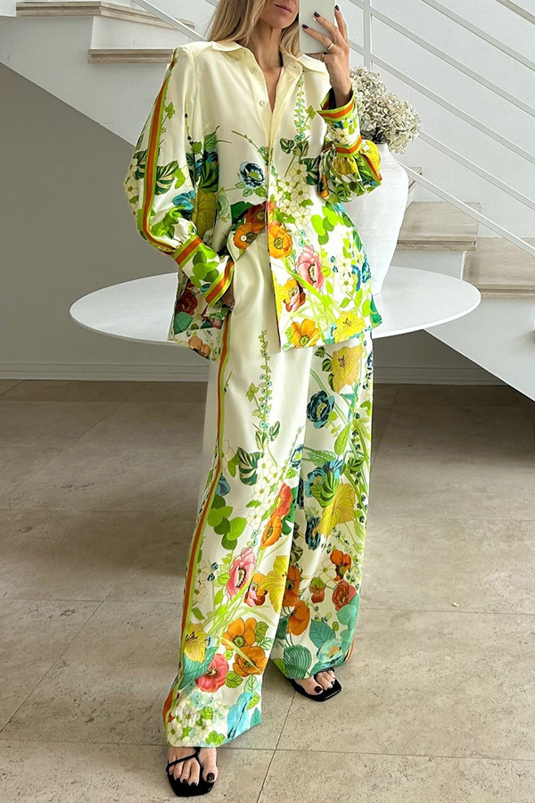 Übergroße Bluse aus Satin mit Blumenmuster und Bindeband hinten und Knopfleiste