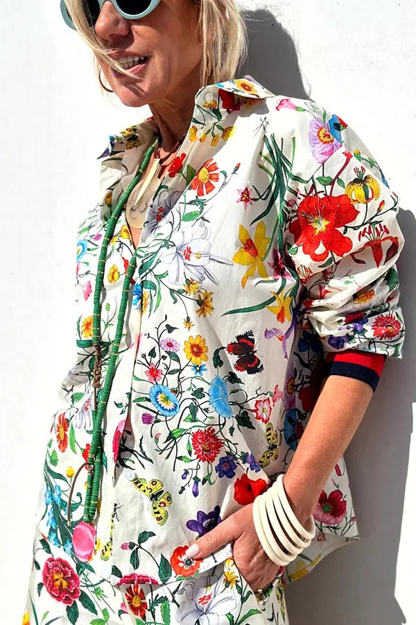 Fabulous Fiesta – Oversize-Bluse aus Satin mit einzigartigem Blumendruck und Knopfleiste