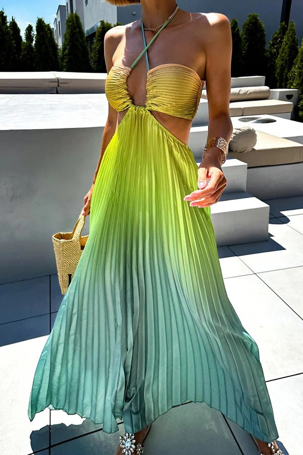 Préparez-vous à une magnifique robe longue plissée à imprimé dégradé et découpes dos nu