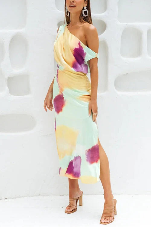 Maxikleid mit asymmetrischer Schulterpartie, Tie-Dye-Schlitz und Taille