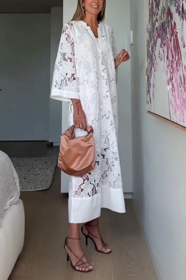 Confidence and Adventure – Lockeres Midikleid mit Blumenspitze und V-Ausschnitt und Glockenärmeln