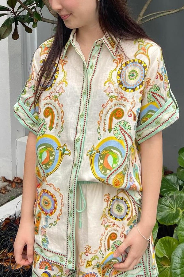 Antibes – Einzigartiges, bedrucktes, lockeres Button-Down-Hemd und Shorts mit elastischer Taille und Tasche