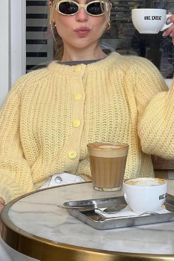 Kurzer Cardigan mit Rundhalsausschnitt und Knöpfen