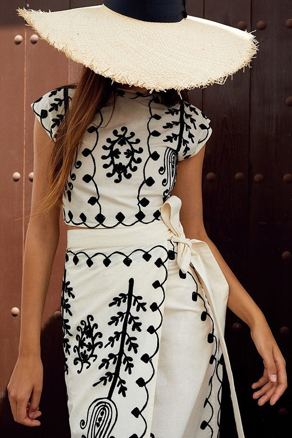 Rima – Kurzes Top aus Leinenmischung mit Ethno-Print und Wickel-Midirock im Tire-up-Stil