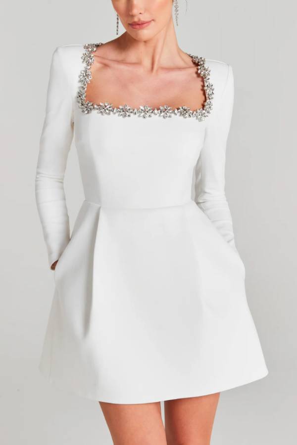 Minirock mit Schmucksteinbesatz, quadratischem Ausschnitt und gepolsterten Schultern