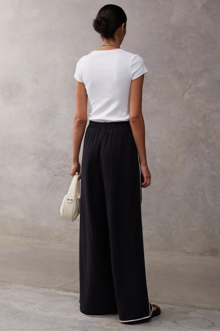 Vera A-Linien-Tanktop mit kontrastierenden Paspeleinsätzen und Hose mit weitem Bein und elastischer Taille