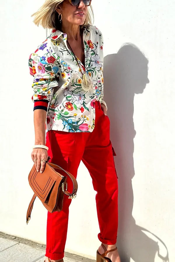 Fabulous Fiesta – Oversize-Bluse aus Satin mit einzigartigem Blumendruck und Knopfleiste