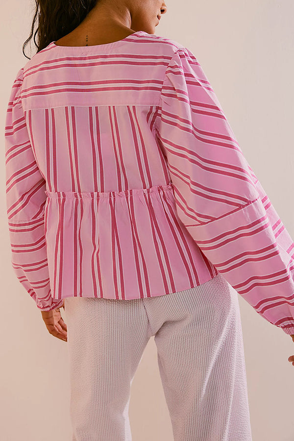 Stilvolles Set mit V-Ausschnitt und Krawattenoberteil mit Streifenmuster und lockerer Shorts mit elastischer Taille