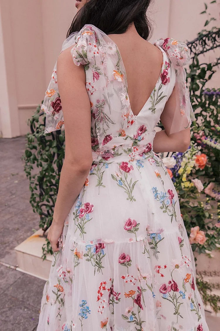 Geknotete Träger, tiefer V-Ausschnitt, Tüll, Blumendruck, gestuftes Plissee, weiße Midikleider
