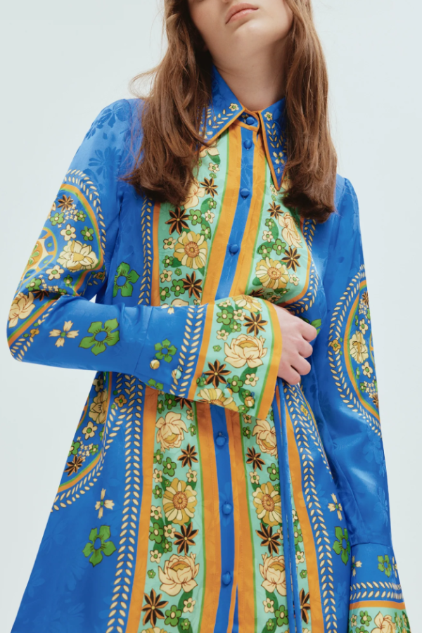 Katia – Minikleid aus Satin mit einzigartigem Druck und geformtem Kragen und Bindegürtel in der Taille