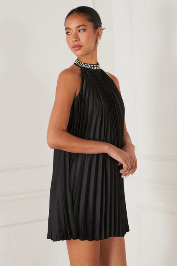 Robe dos nu plissée et ornée