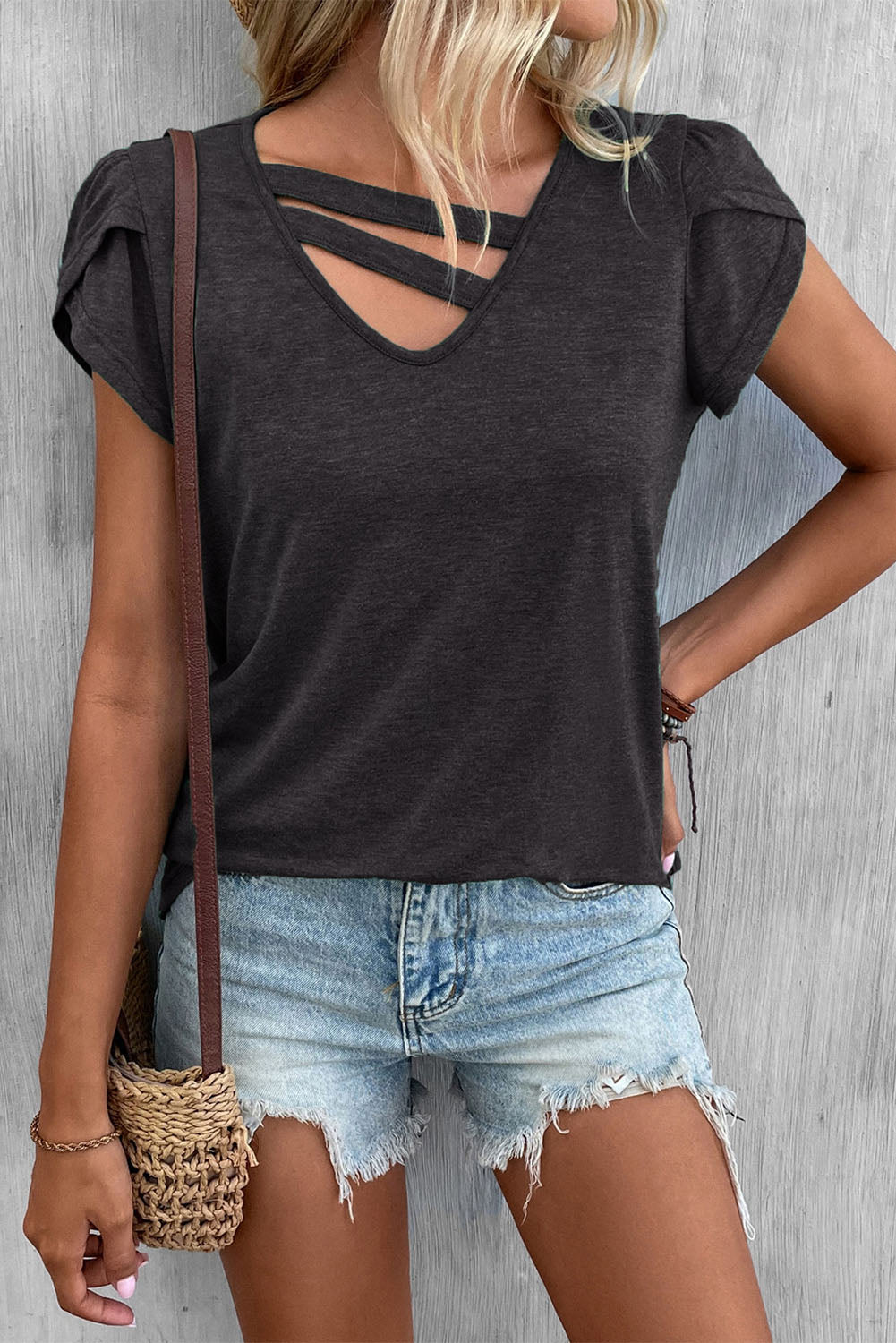 Lässiges T-Shirt mit einfarbigem Cut-Out-Ausschnitt