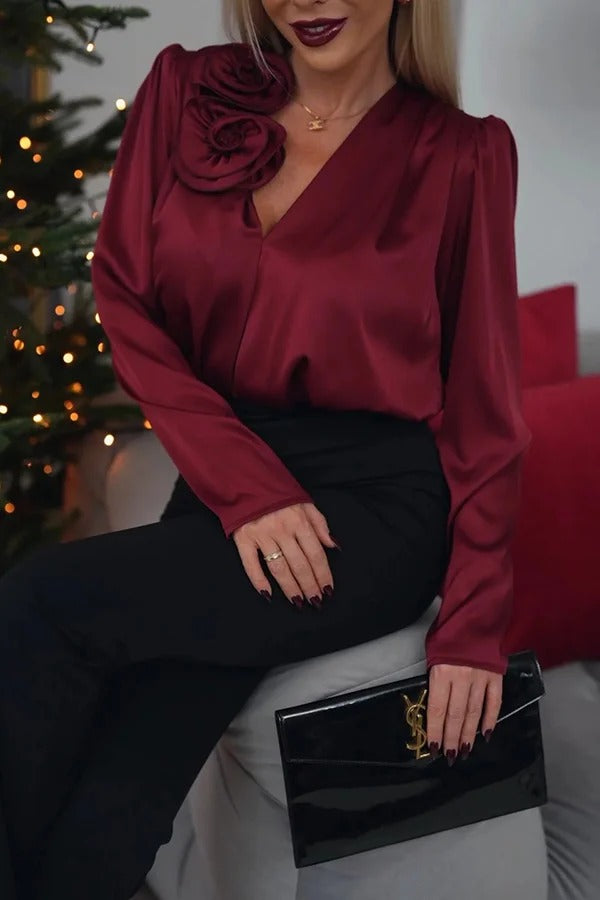 Einzigartige und romantische, weite Bluse aus Satin mit Rosendetail