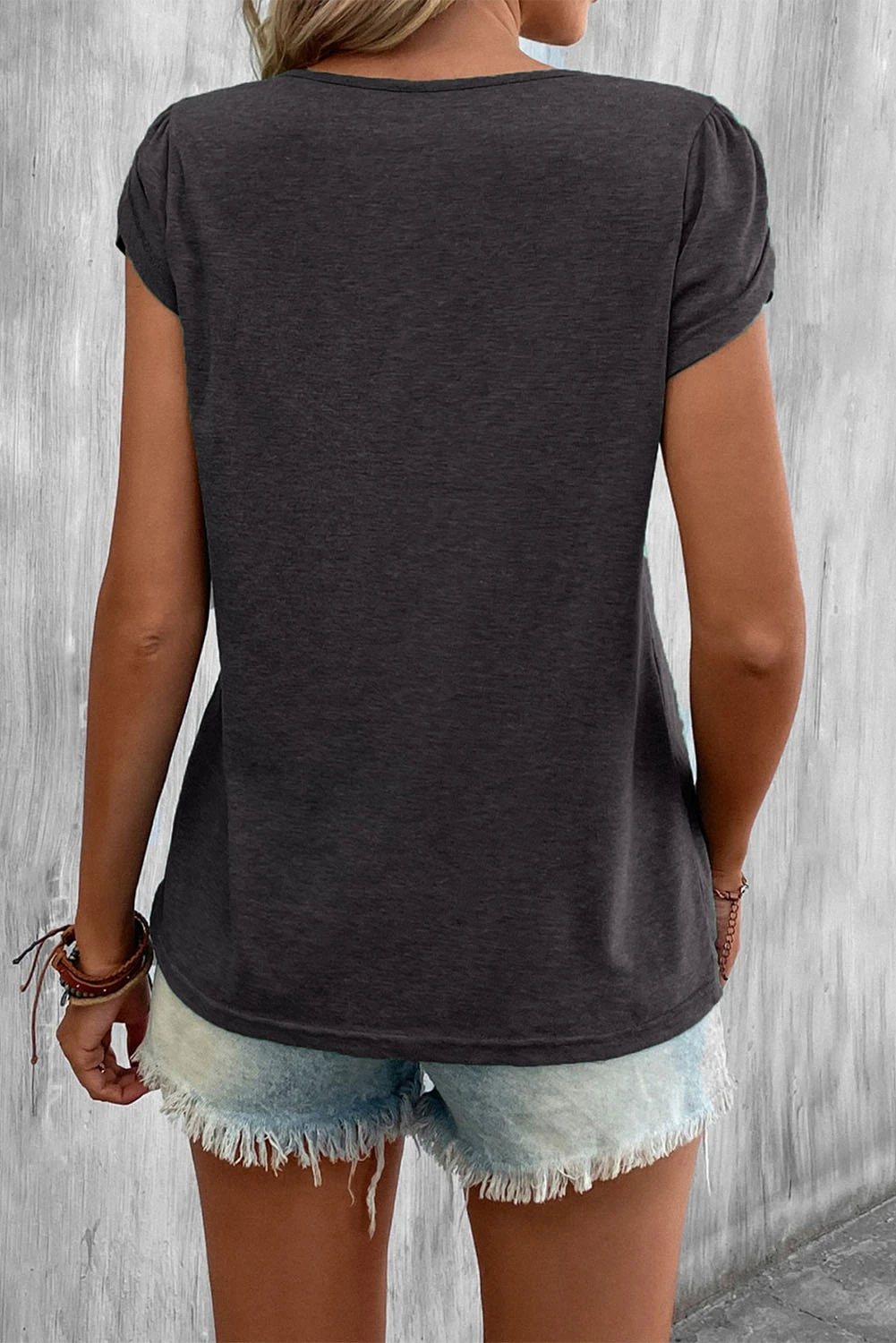 Lässiges T-Shirt mit einfarbigem Cut-Out-Ausschnitt