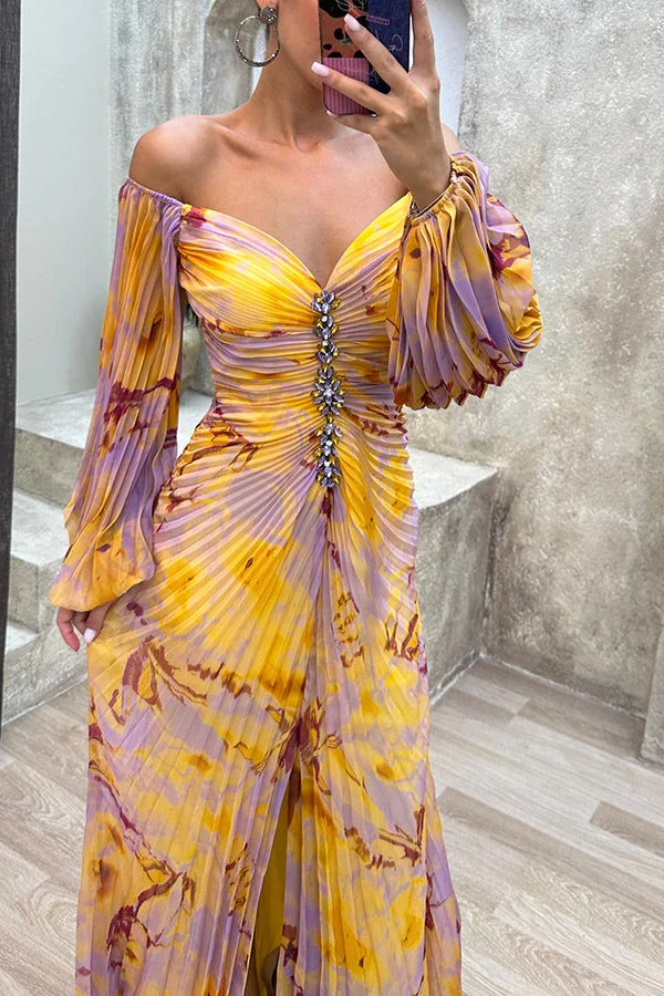 Sunset Serenade – Bedrucktes, schulterfreies Maxikleid mit Plissee und Schlitz und Rautenverzierung