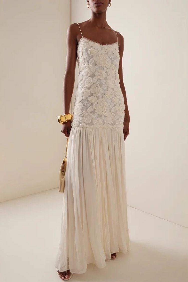 Offrez-vous une robe longue à ourlet plissé en mousseline de soie avec appliques florales