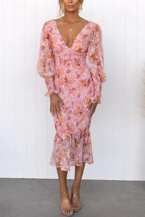 Garden Gathering – Midikleid mit gesmoktem Taillenbund und Blumenmuster
