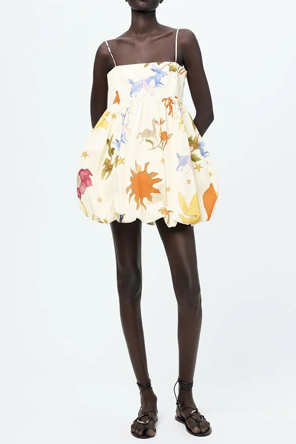 Amayah – Babydoll-Minikleid mit einzigartigem Print und wolkenförmigem Saum