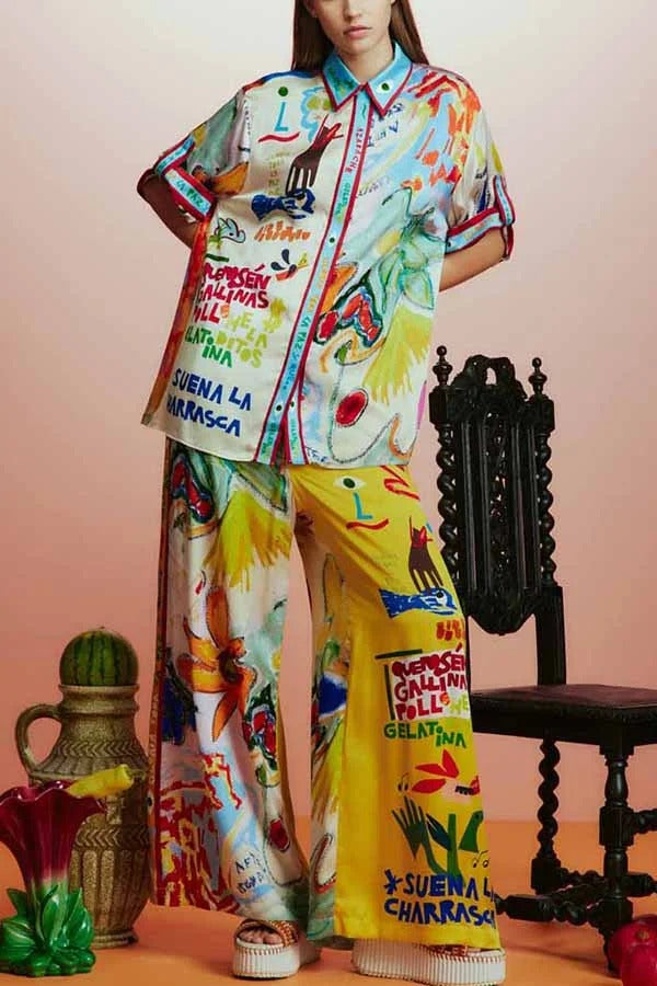 Raina Satin Set mit einzigartigem Print, kurzärmeligem, lockerem Hemd und Hosen mit elastischer Taille und Taschen