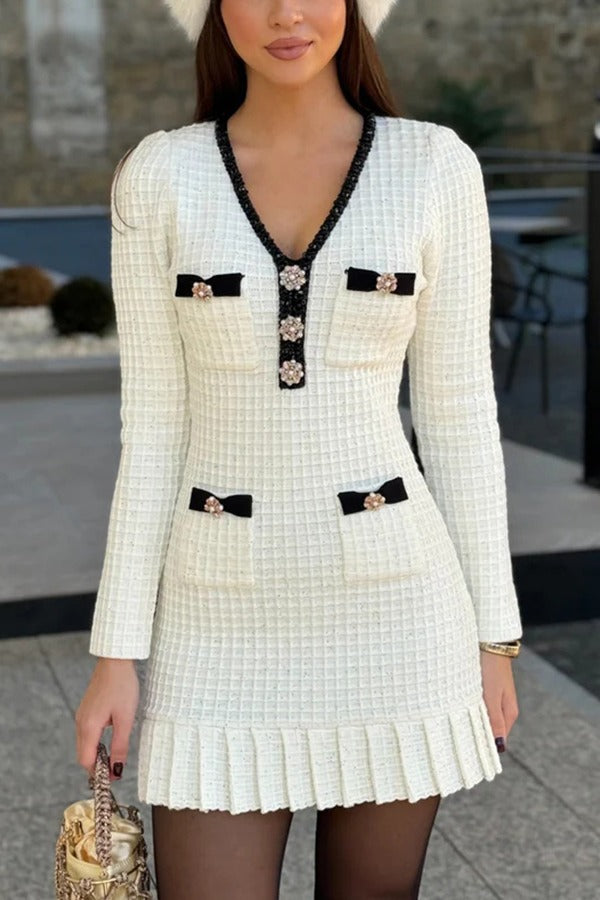 Robe courte élégante en tricot gaufré contrasté à col en V et volants