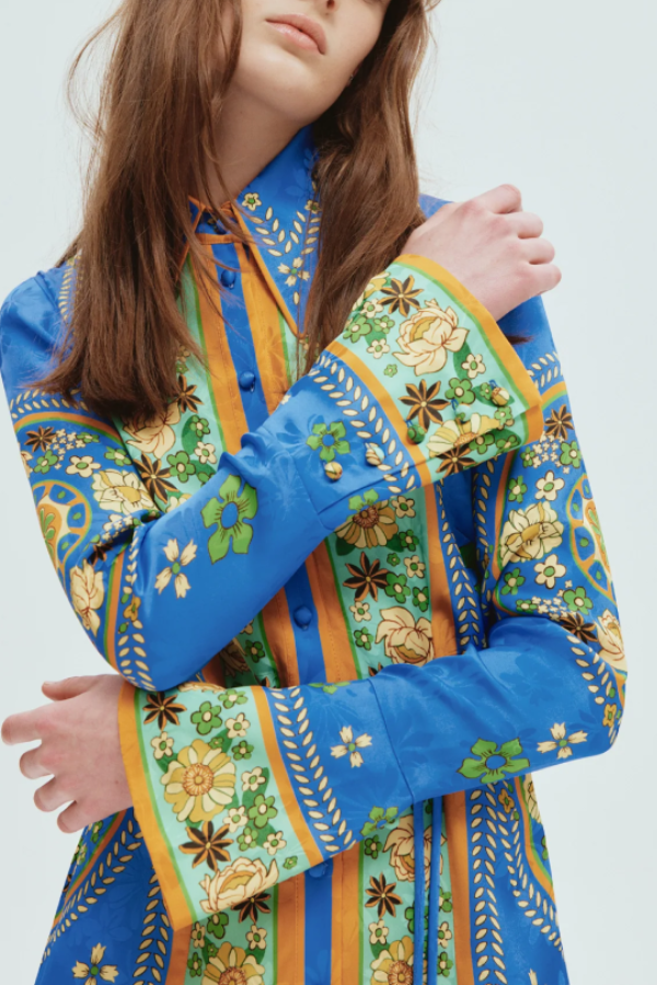 Katia – Minikleid aus Satin mit einzigartigem Druck und geformtem Kragen und Bindegürtel in der Taille