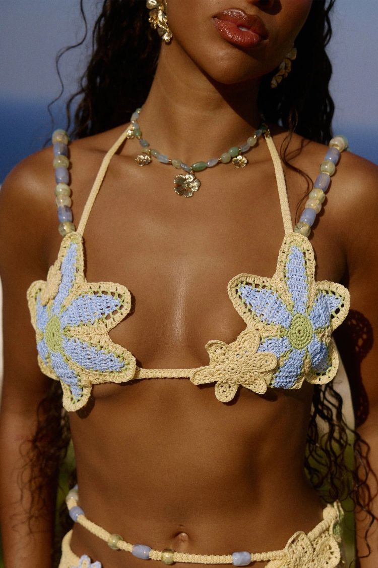 Bralette extensible en tricot crocheté Reina faite à la main avec bretelles perlées et fleurs