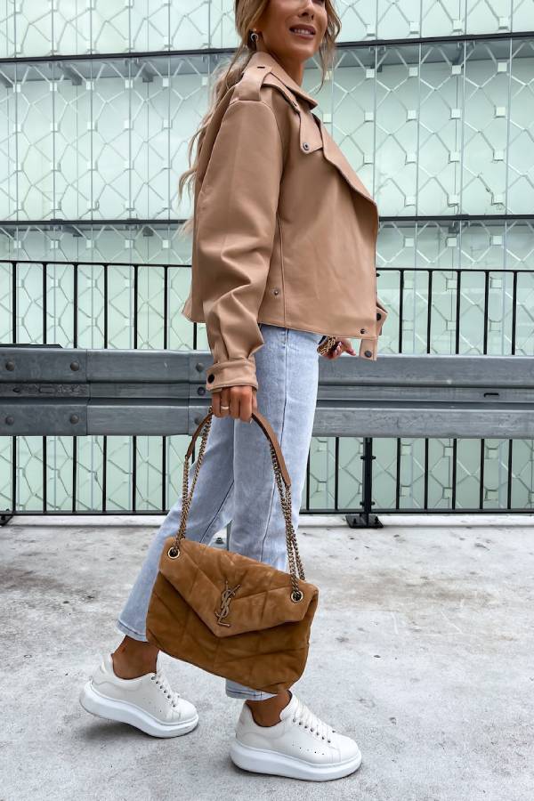 Stilvolle kurze Lederjacke im britischen Stil mit Reverstasche