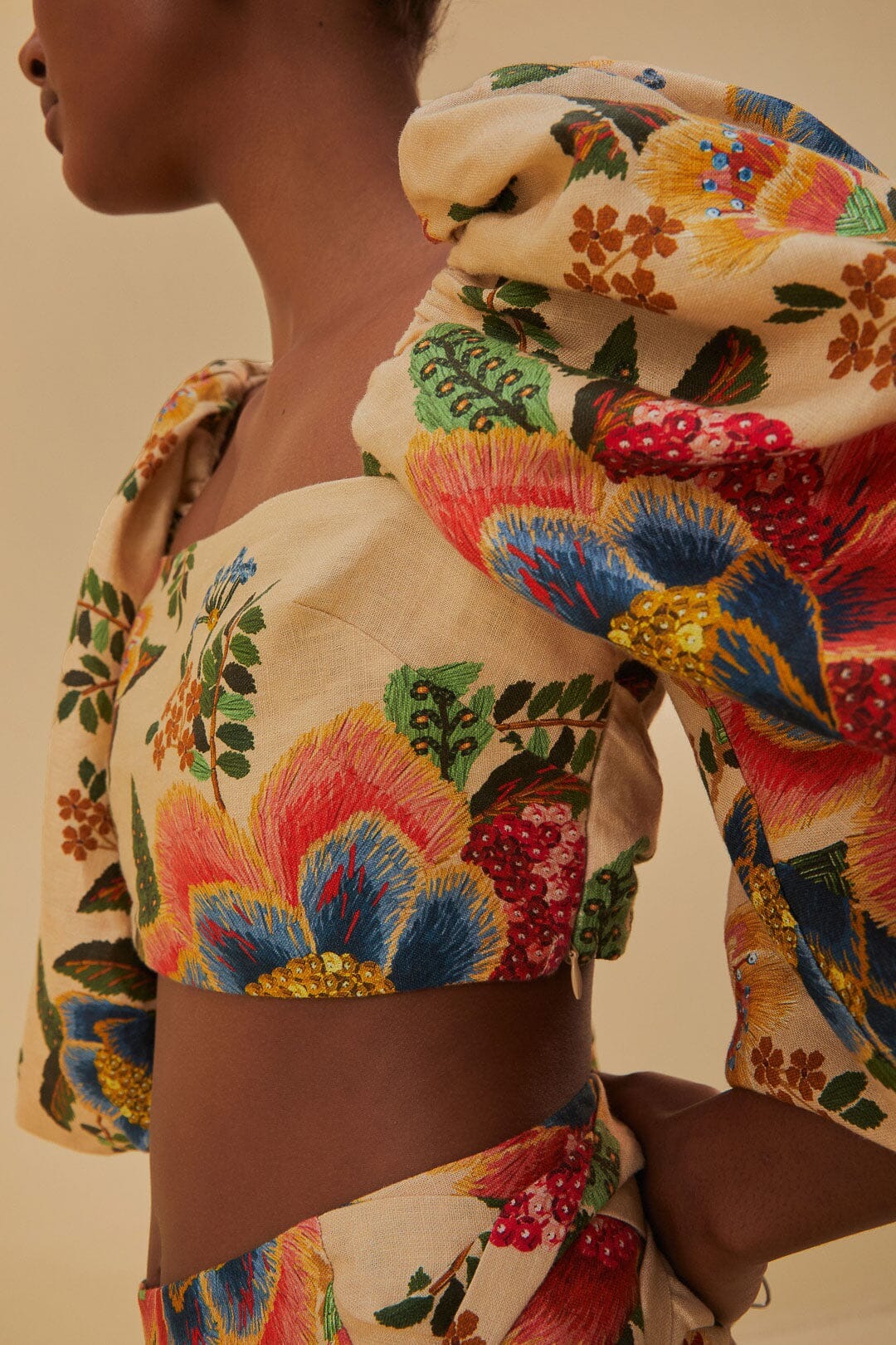 Set aus Leinenmischung im Dschungel-Stil mit Blumendruck, bauchfreiem Top mit Puffärmeln und Midirock mit hoher Taille