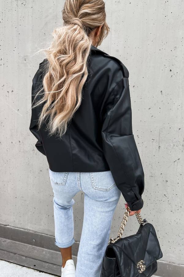 Stilvolle kurze Lederjacke im britischen Stil mit Reverstasche