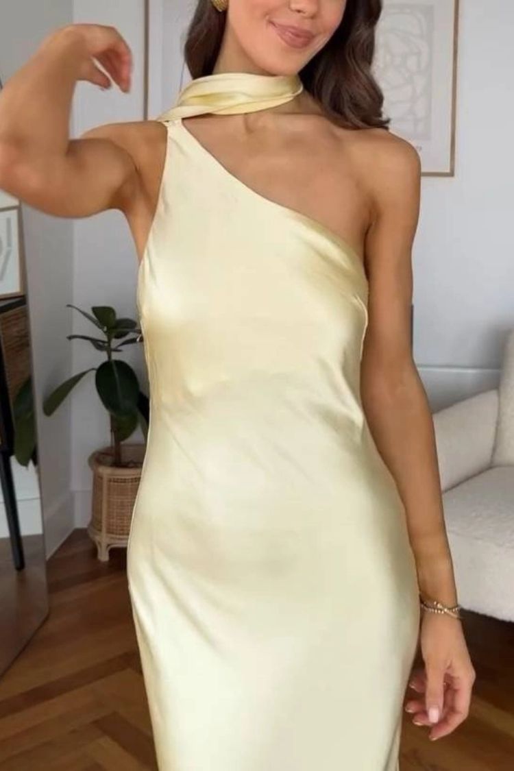 Robe longue fluide et élégante en satin à une épaule et foulard