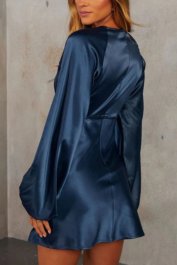 Carlita Minikleid aus Satin mit Cut-Outs an Brust und Mieder und Ballonärmeln