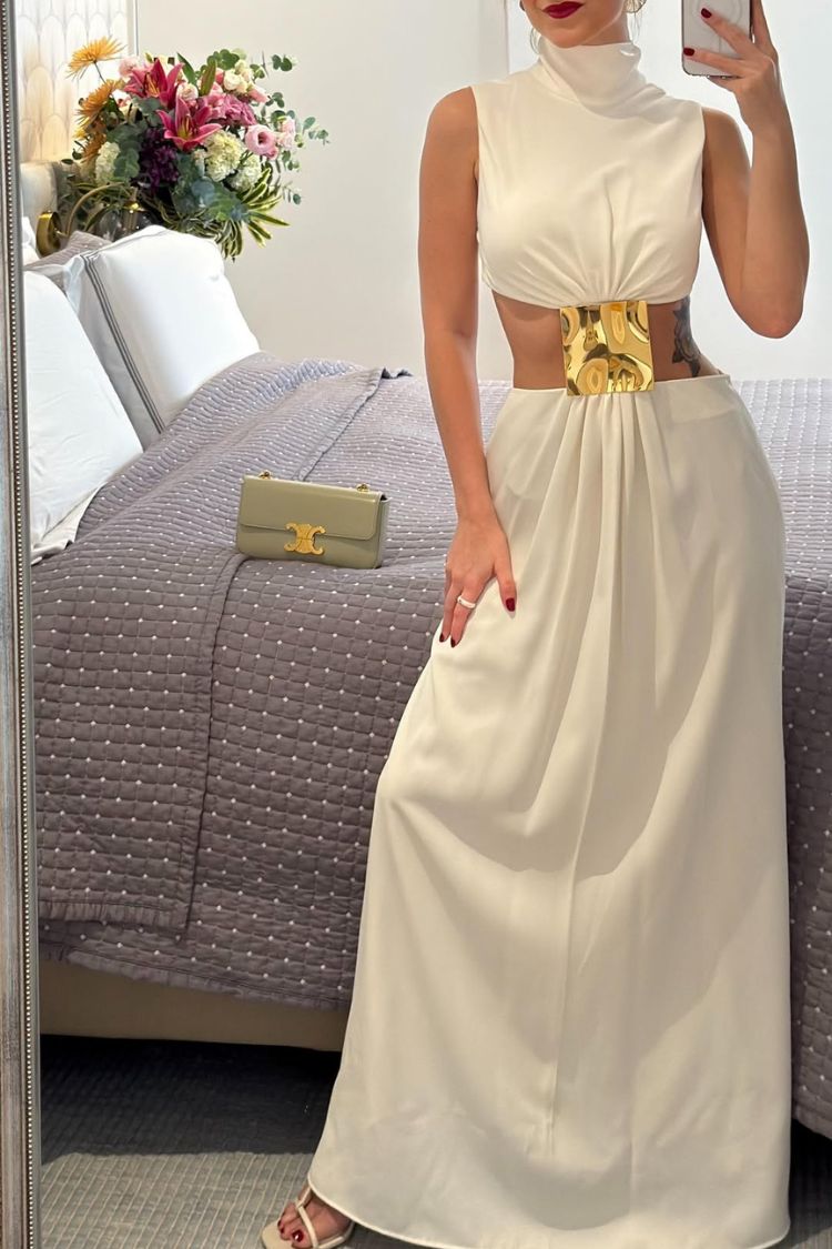 Avery Maxikleid mit hohem Halsausschnitt und Metallverzierung und Cut-Out-Taille