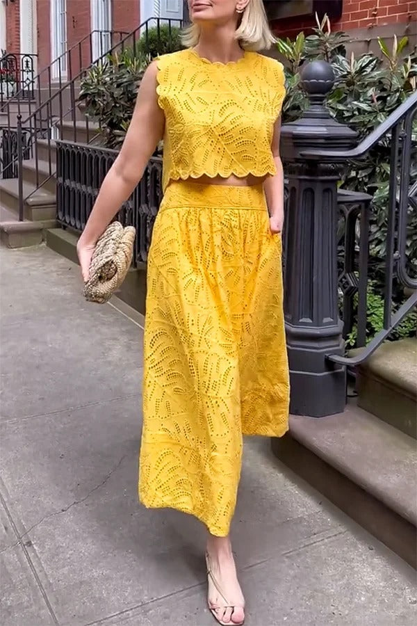 Laylin Crop-Tanktop mit Cut-out, Stickerei und Blütenblatt-Spitze, offenem Rücken und Schlitz