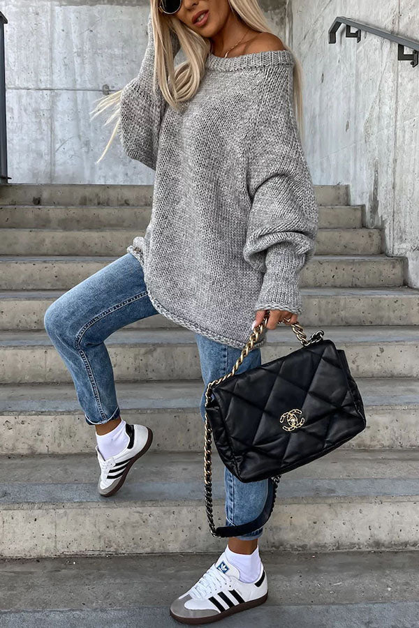Lässiger Strickpullover mit weitem Halsausschnitt und Straßenatmosphäre