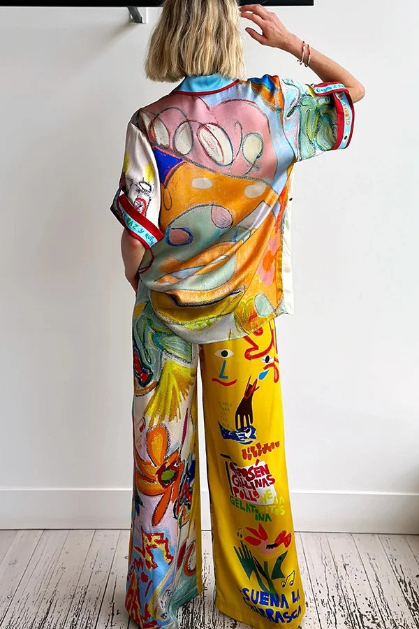 Raina Satin Set mit einzigartigem Print, kurzärmeligem, lockerem Hemd und Hosen mit elastischer Taille und Taschen