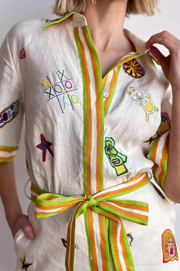 Britt – Einzigartiges, bedrucktes Minikleid aus Leinenmischung mit kurzen Ärmeln, Taschen und Bindegürtel