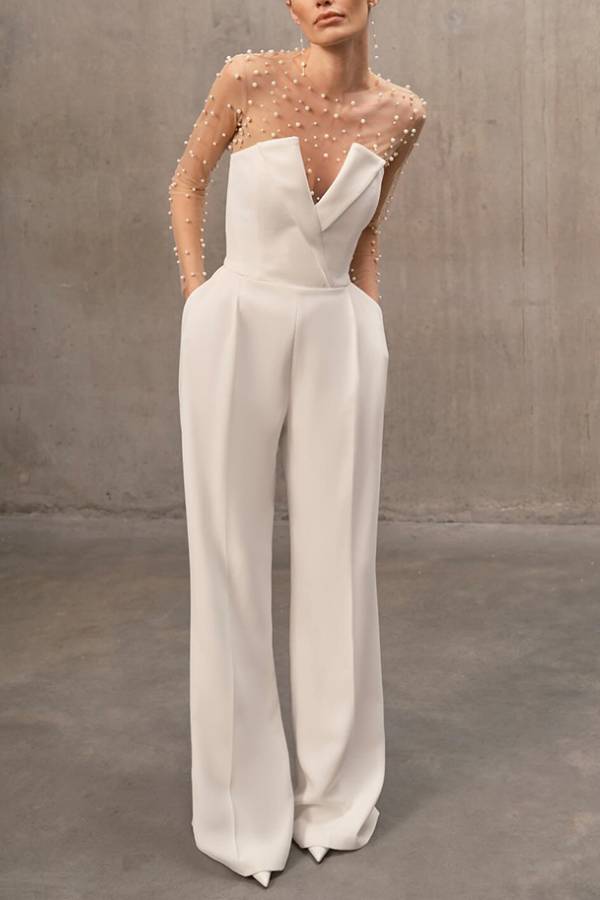 Trägerloser Jumpsuit mit V-Ausschnitt und weitem Bein und Taschen