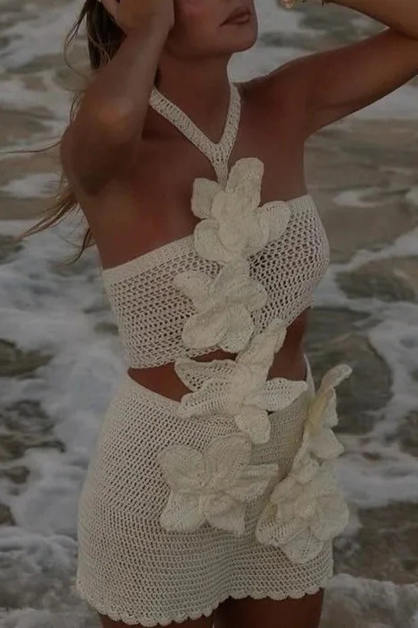 Mermaid Song – Dreidimensionales Neckholder-Minikleid mit Cut-Outs und Häkelmuster