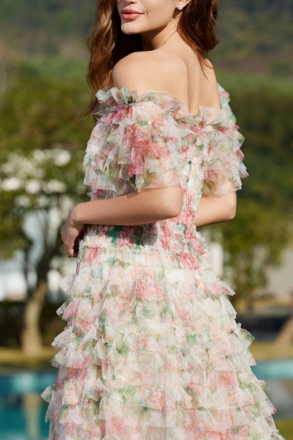 Blumenkleid mit schmaler Taille