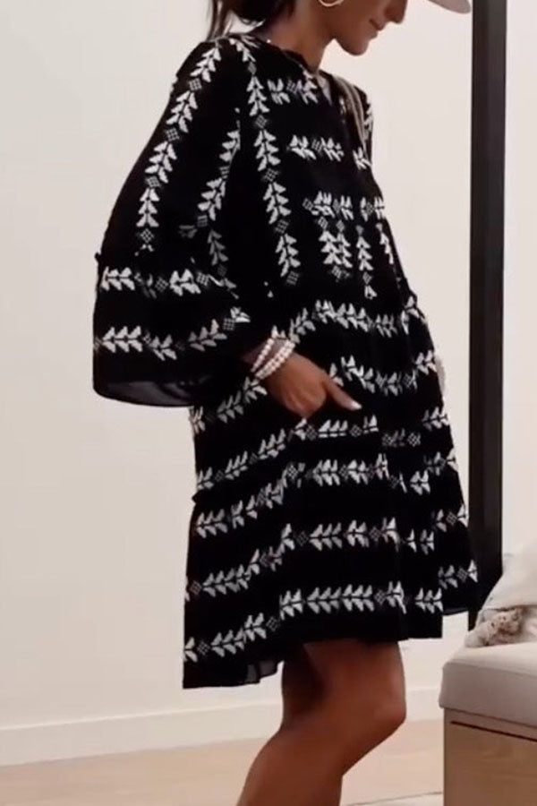 Mini-robe élégante à manches longues et col en V