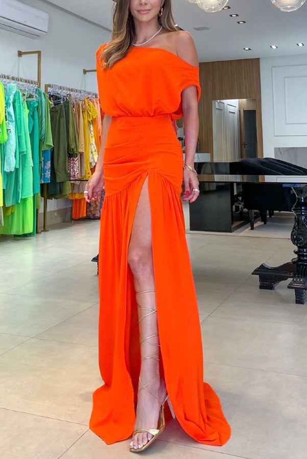 Robe longue fendue à une épaule et détails froncés Midnight Chances