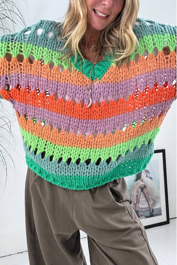 Trendy in dieser Saison: Mehrfarbiger, hohler Pullover mit Ballonärmeln und V-Ausschnitt