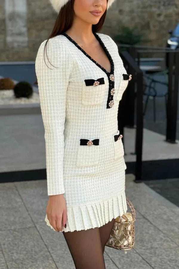 Robe courte élégante en tricot gaufré contrasté à col en V et volants