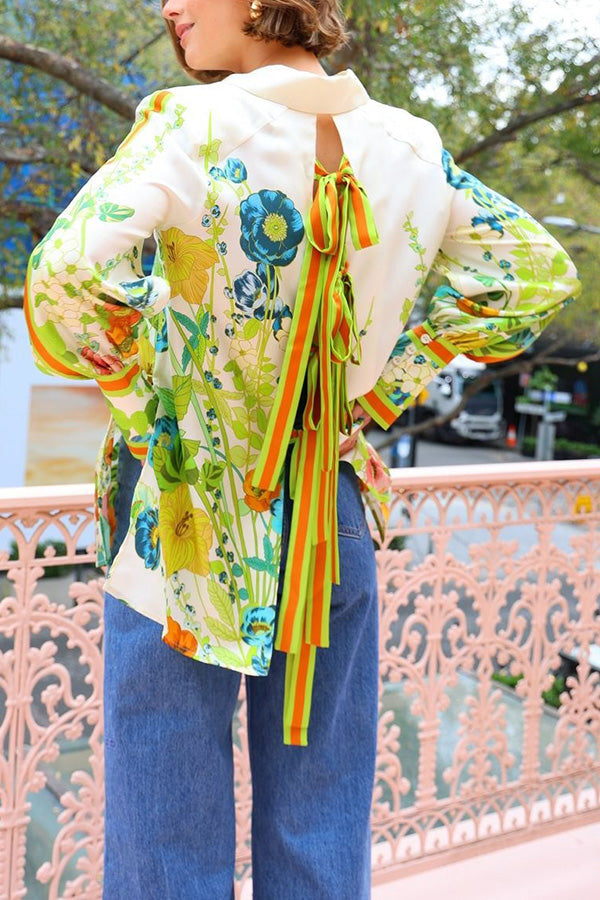 Antibes – Übergroße Bluse aus Satin mit Blumenmuster und Bindeband hinten und Knopfleiste