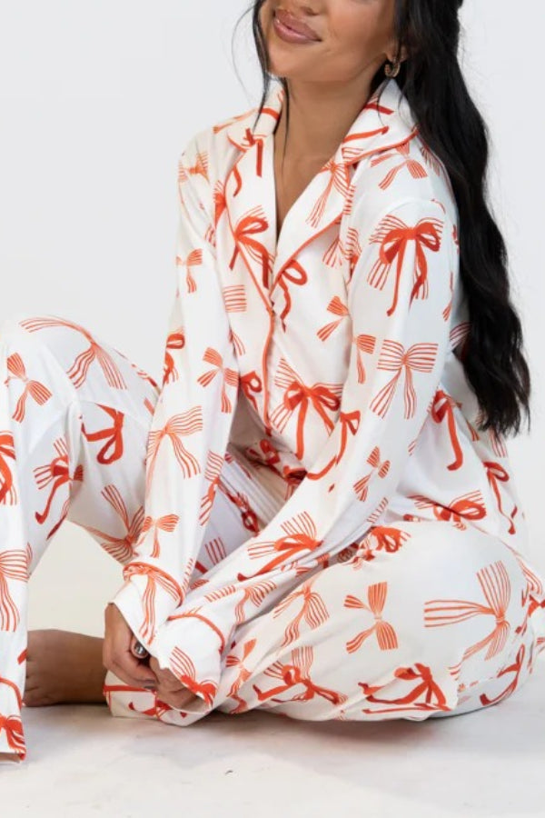 Set aus langärmligem Hemd mit Weihnachtsschleifen-Print und Hose mit elastischer Taille und Taschen