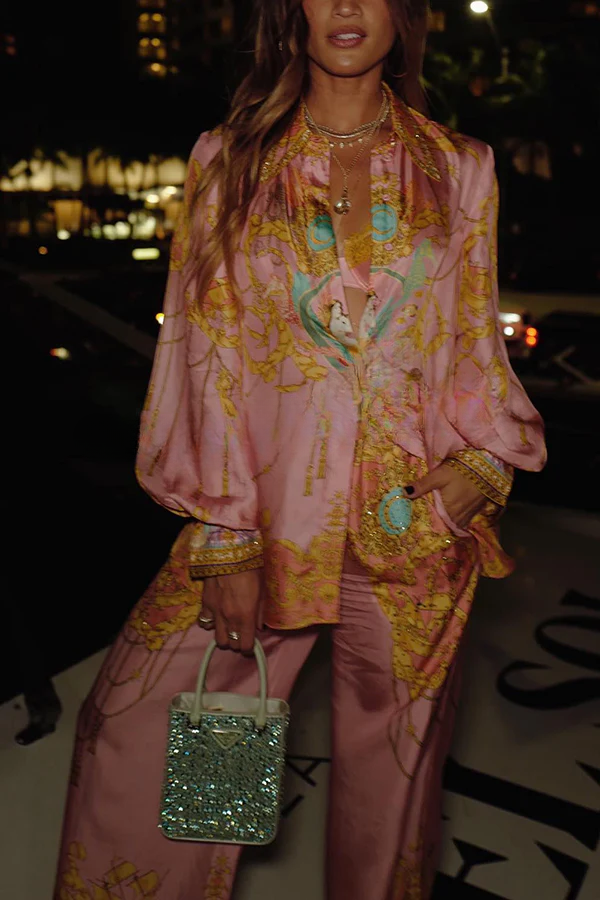 Mermaid Motel Set mit langärmligem, locker sitzendem Hemd und Hose mit elastischem Bund und einzigartigem Druck